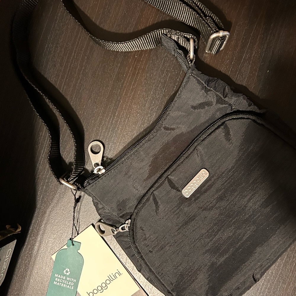 Baggallini Sleek Black Messenger Bag